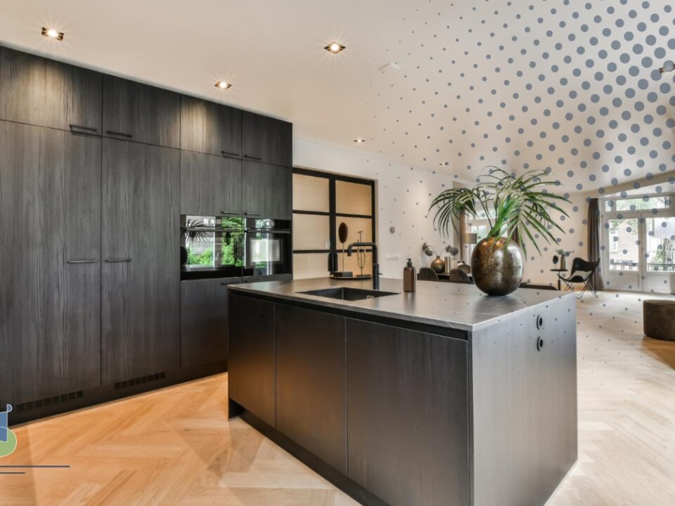Cocina moderna con mesón de porcelánico ultradelgado gris oscuro, isla central, gabinetes negros de madera y diseño minimalista contemporáneo