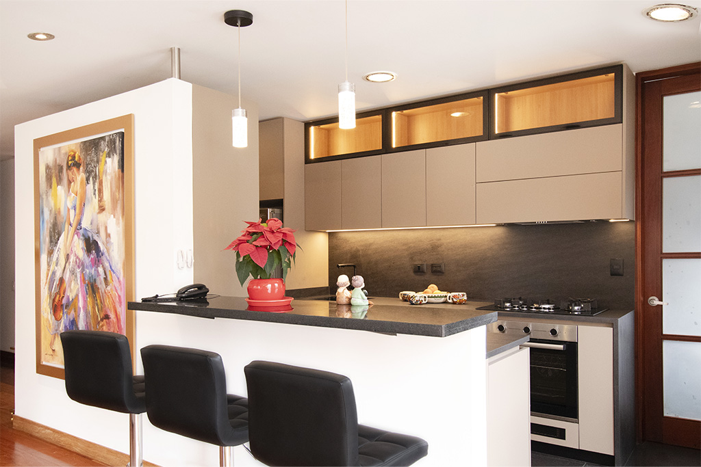 Remodelación cocina moderna con iluminación arquitectónica y península - Spacios Integrales Bogotá Remodelación cocina moderna con iluminación arquitectónica y península - Spacios Integrales Bogotá