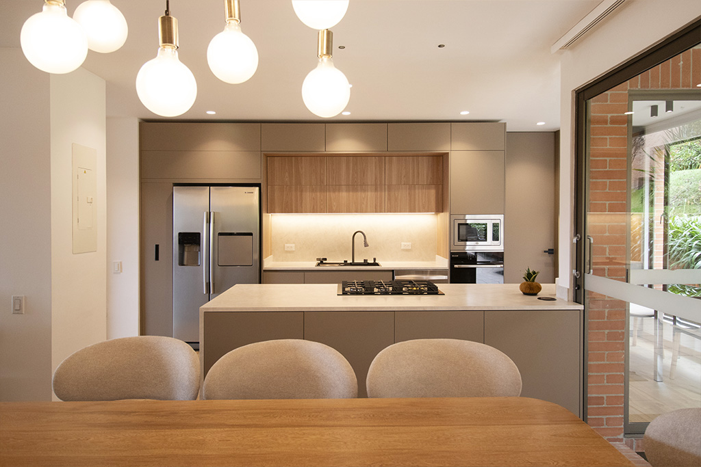 Sala comedor cocina integral con iluminación y mesón - Spacios Integrales Bogotá Sala comedor cocina integral con iluminación y mesón - Spacios Integrales Bogotá