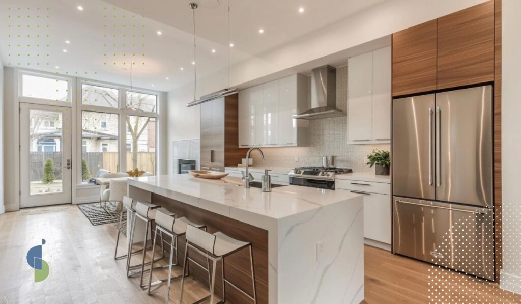 Cocina minimalista con paneles de madera combinados con blanco, creando un ambiente cálido y moderno. Los taburetes blancos complementan la estética limpia, mientras que la nevera empotrada se integra perfectamente para un diseño armonioso y funcional.