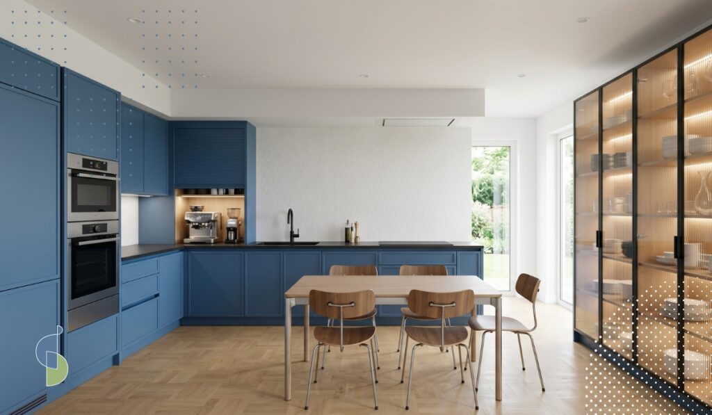 cocina moderna azul con vitrina de piso a techo en vidrio acanalado y muebles cerrados al fondo