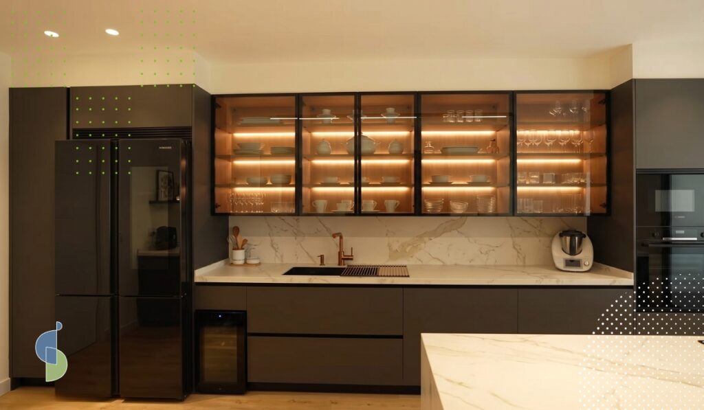 muebles altos de cocina en vitrina con iluminación LED por balda, vajilla organizada por tipo y mesón de mármol