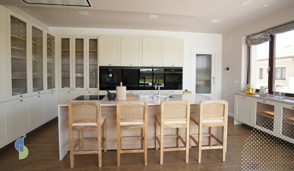 cocinas con vitrinas en vidrio acanalado distribuidas junto a muebles cerrados en tonos crema y madera