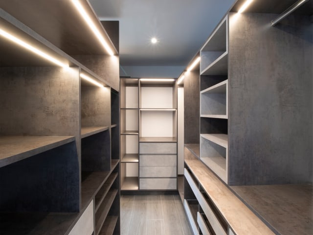 Amplio walk-in closet moderno tipo abierto, iluminación LED y herrajes importados