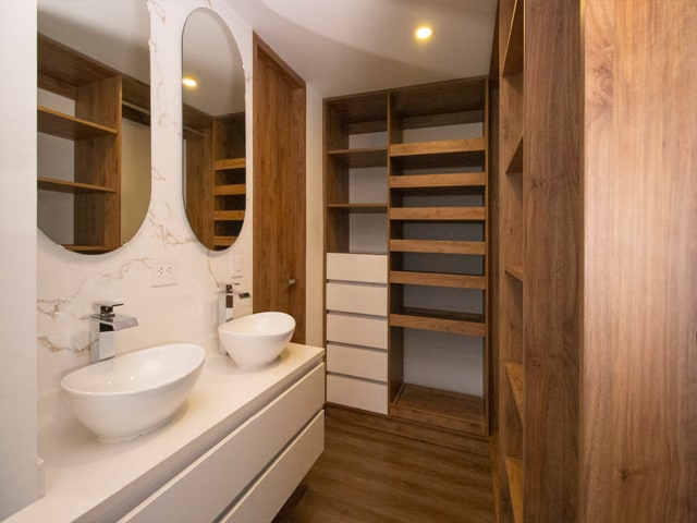Walk-in closet moderno con mueble de baño blanco de alta calidad en madera, herrajes y accesorios importados