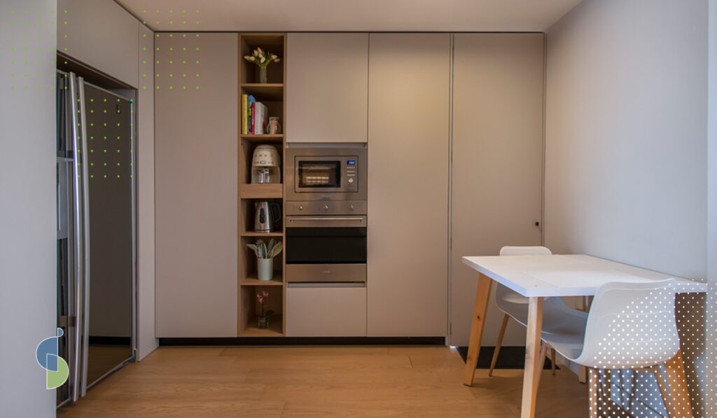 Cocina integral moderna con electrodomésticos empotrados y estantería abierta en apartamento