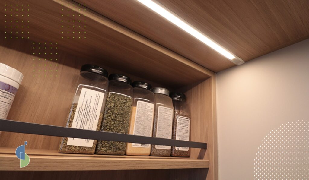 Interior de estante con iluminación LED integrada y frascos de especias organizados